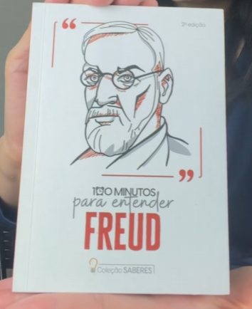 Cliente com o livro de Freud